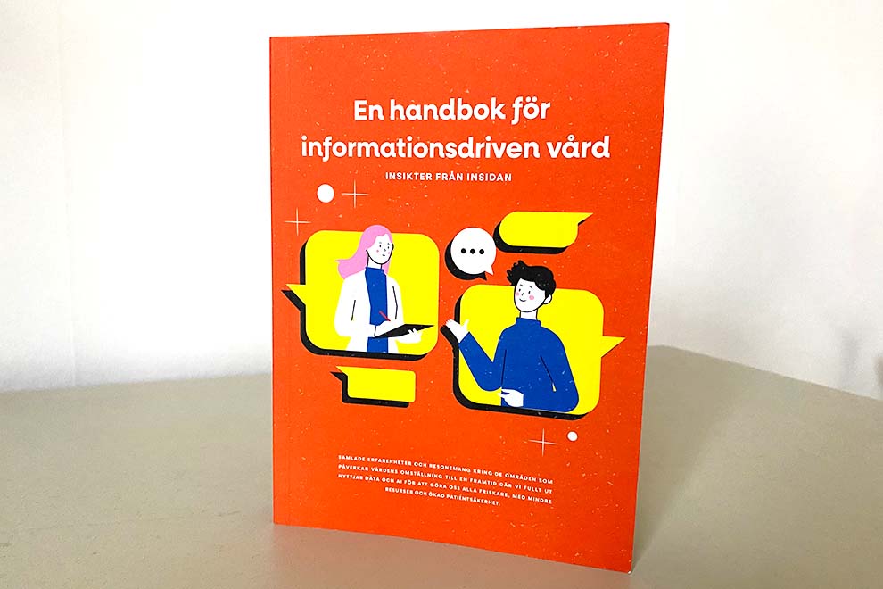 Orange bok med boktitel och två tecknade figurer som konverserar. 