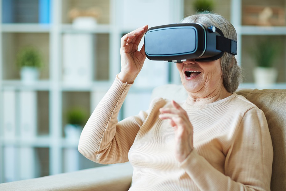 Kvinna med VR-glasögon