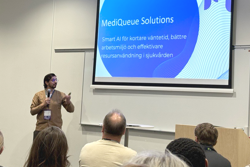 Man presenting something on a screen. Image.